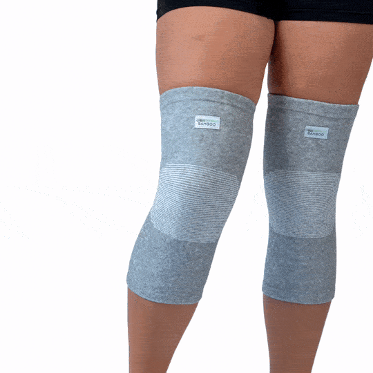Ginocchiera grigia indossata, con la compressione che avvolge il ginocchio